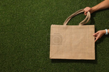 Foto de Eco bolsa, reutilizable, para ir de compras, en la hierba. - Imagen libre de derechos