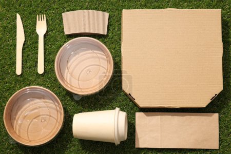 Téléchargez les photos : Emballage écologique pour la livraison de nourriture, sur l'herbe. - en image libre de droit