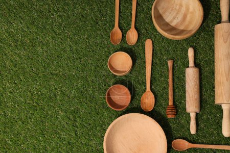 Téléchargez les photos : Vaisselle réutilisable en bois sur herbe. - en image libre de droit