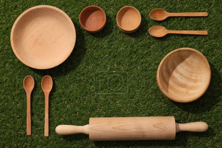 Téléchargez les photos : Vaisselle réutilisable en bois sur herbe. - en image libre de droit