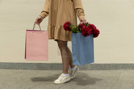 Foto de Flores en papel, bolsas de regalo, en la calle. - Imagen libre de derechos