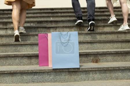 Foto de Bolsas de compras, en la calle, en el fondo de las escaleras. - Imagen libre de derechos