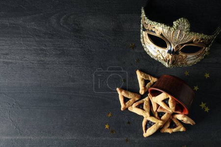 Foto de Una máscara con galletas tradicionales para el día de Purim. - Imagen libre de derechos