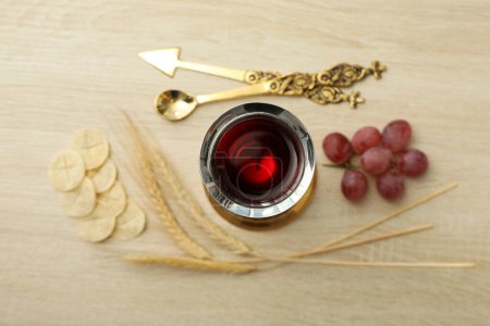 Foto de Copa de vino, pan, espiguillas y uvas sobre fondo de madera, vista superior - Imagen libre de derechos