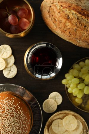 Foto de Pan, uvas en cuencos y copa de vino sobre fondo de madera, vista superior - Imagen libre de derechos