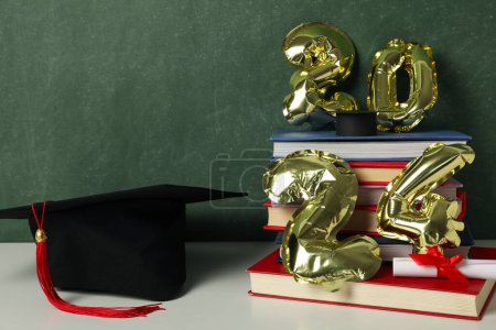 Téléchargez les photos : Diplômés attributs et ballons gonflables en forme de nombres 2024. - en image libre de droit