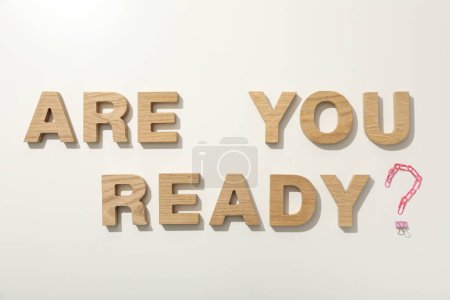 Foto de Inscripción: "¿Estás listo? ", sobre la mesa, vista superior. - Imagen libre de derechos