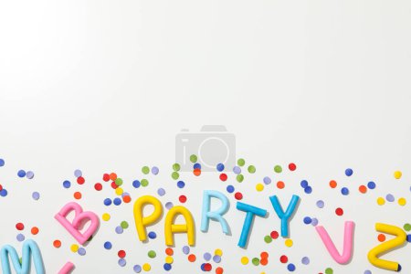 La palabra "fiesta" de plastilina de color sobre un fondo blanco.