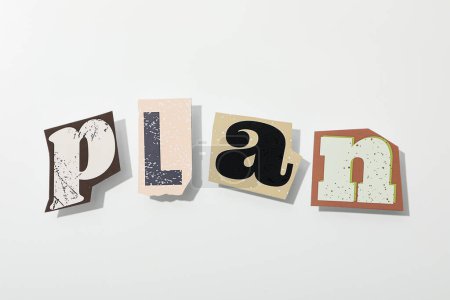 Phrase: "Plan" in Buchstaben auf weißem Hintergrund.