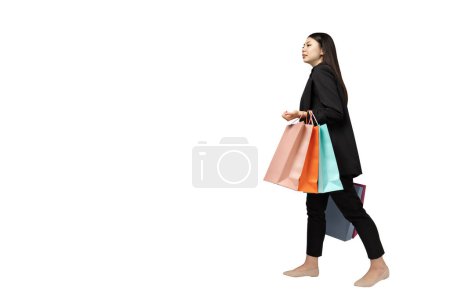 Téléchargez les photos : PNG asiatique fille avec des sacs à provisions isolé sur fond blanc. - en image libre de droit