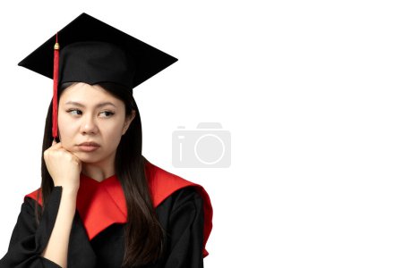 PNG fille asiatique en uniforme universitaire diplômé isolé sur fond blanc.