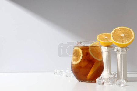 Ein Glas kalten Tee mit frischen Orangenscheiben