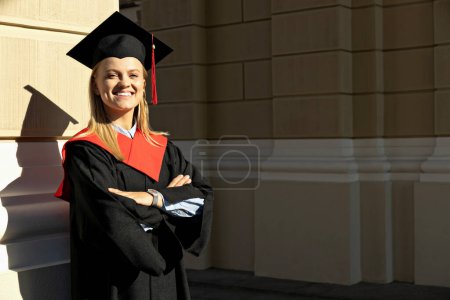 Téléchargez les photos : Une jeune fille, diplômée d'université, en peignoir. - en image libre de droit