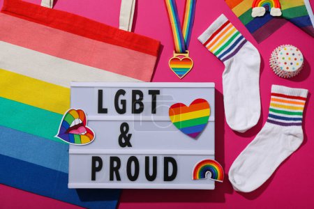 Téléchargez les photos : Concept de défilé LGBT, symboles de vacances sur fond rose. - en image libre de droit
