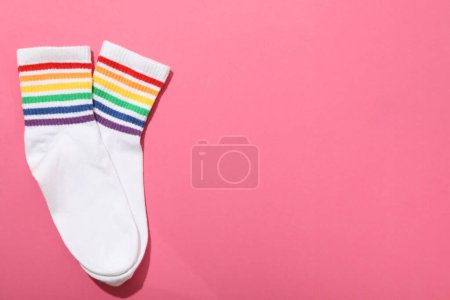Téléchargez les photos : Concept de défilé LGBT, symboles colorés sur fond rose. - en image libre de droit