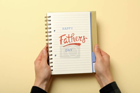 Feliz día del padre inscripción, inscripción en cuaderno, con regalos.