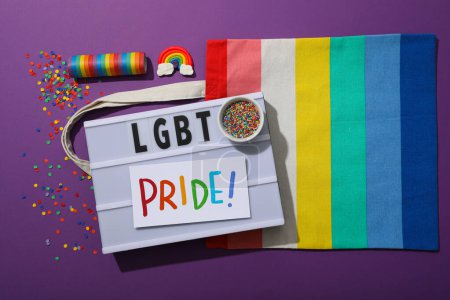 Téléchargez les photos : Concept de défilé LGBT, inscription sur tableau blanc. - en image libre de droit