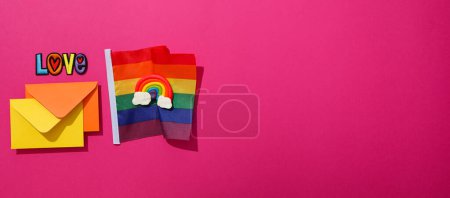 Téléchargez les photos : Concept de défilé LGBT, symboles de vacances sur fond rose. - en image libre de droit