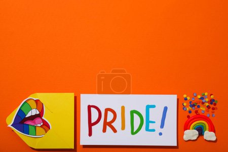 Téléchargez les photos : Concept de défilé LGBT, symboles sur fond orange. - en image libre de droit