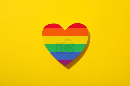 Téléchargez les photos : Concept de défilé LGBT, symbole de l'amour gratuit sur fond jaune. - en image libre de droit