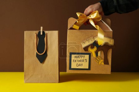 Concepto del día del padre, regalos y saludos, sobre un fondo marrón.
