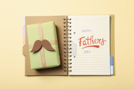 Bonne inscription de la fête des pères, inscription dans un carnet, avec des cadeaux.