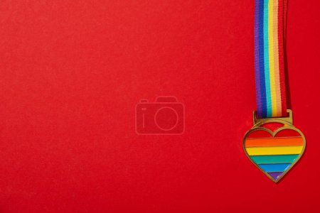 Téléchargez les photos : Concept de défilé LGBT, symboles colorés sur fond rouge. - en image libre de droit