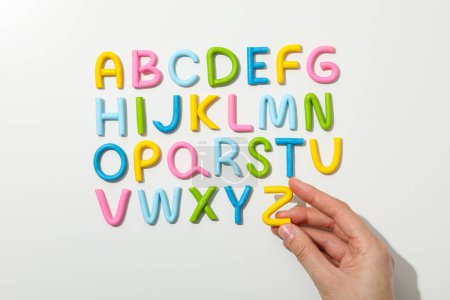 Alfabeto hecho de plastilina de color sobre un fondo claro.