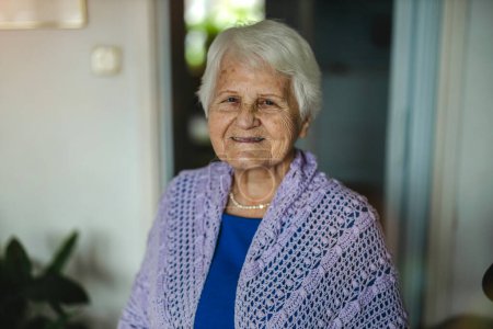 Téléchargez les photos : Portrait d'une femme âgée dans sa maison - en image libre de droit