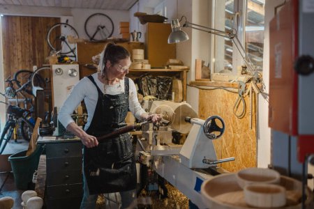 Téléchargez les photos : Artisanat sculptant du bois dans un atelier de menuiserie - en image libre de droit