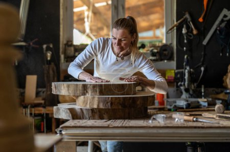 Foto de Artesana trabajando con madera en taller de carpintería - Imagen libre de derechos