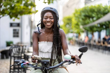 Foto de Retrato de una joven con su bicicleta en la ciudad - Imagen libre de derechos