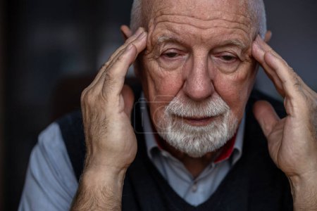Foto de Retrato de un hombre mayor con dolor de cabeza - Imagen libre de derechos