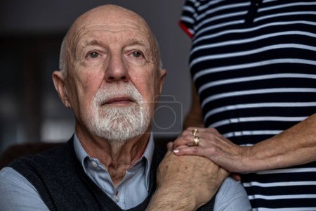 Téléchargez les photos : Portrait d'un aîné avec son soignant en arrière-plan - en image libre de droit