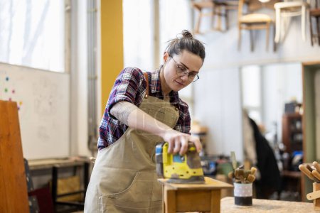 Téléchargez les photos : Femme charpentier travaillant dans son atelier - en image libre de droit