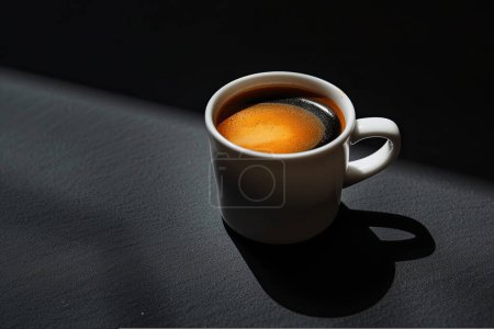 Starker Espresso in weißer Tasse, dramatische Beleuchtung