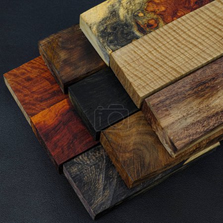 Foto de Apilar tablones de madera raros para proyectos de bricolaje - Imagen libre de derechos