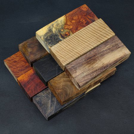 Foto de Apilar tablones de madera para proyectos de bricolaje - Imagen libre de derechos