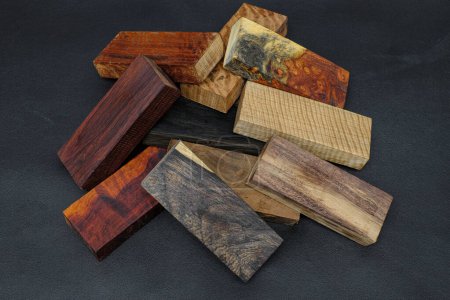 Foto de Pila de una variedad de tablones de madera para proyectos de bricolaje - Imagen libre de derechos