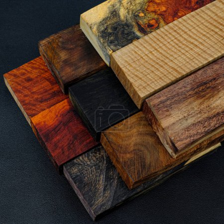 Foto de Apilar tablones de madera raros para proyectos de bricolaje - Imagen libre de derechos