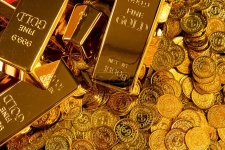 Foto de Las barras de oro se colocan en una pila de monedas de oro - Imagen libre de derechos