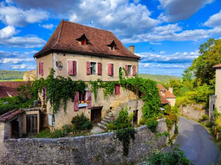 Téléchargez les photos : Vieille ville médiévale Saint-Cirq-Lapopie, l'un des plus beaux villages de France (Les Plus Beaux Villages), située sur une colline rocheuse dans la vallée du Lot - en image libre de droit