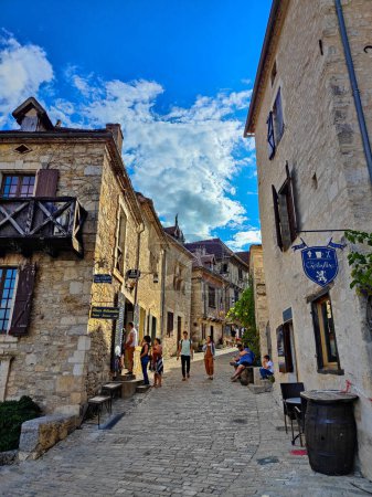 Téléchargez les photos : Vieille ville médiévale Saint-Cirq-Lapopie, l'un des plus beaux villages de France (Les Plus Beaux Villages), située sur une colline rocheuse dans la vallée du Lot - en image libre de droit