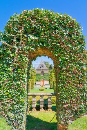 Foto de Salignac Eyvigues, Francia - agosto 09,2023: el pintoresco jardín Eyrignac - Imagen libre de derechos