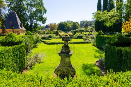 Foto de Salignac Eyvigues, Francia - agosto 09,2023: el pintoresco jardín Eyrignac - Imagen libre de derechos