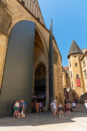 Foto de Sarlat-la-Canda, Dordoña, Francia - 11 de agosto de 2023: Pintoresco centro medieval e histórico de Sarlat-la-Canda, Dordoña, Francia - Imagen libre de derechos