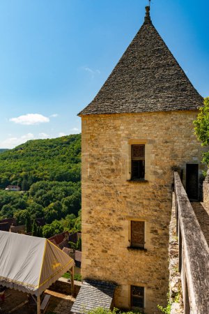 Foto de Castelnaud-la-chapelle, Dordoña, Francia - 14 de agosto de 2023: Fortaleza medieval Castillo de Castelnaud en el valle de Dordoña, Perigord Noir, Francia - Imagen libre de derechos