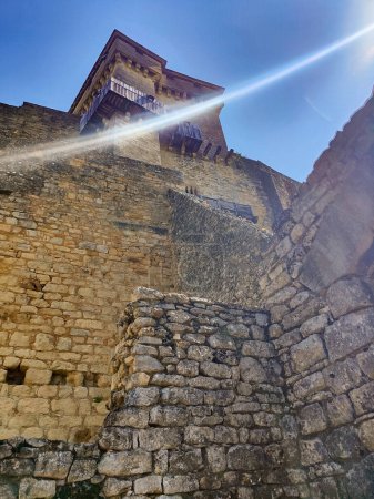 Foto de Castelnaud-la-chapelle, Dordoña, Francia - 14 de agosto de 2023: Fortaleza medieval Castillo de Castelnaud en el valle de Dordoña, Perigord Noir, Francia - Imagen libre de derechos