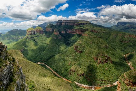 Panoramablick auf den Highveld, den Blyde River Canyon und die Three Rondavels entlang der Panoramastraße in der südafrikanischen Provinz Mpumalanga