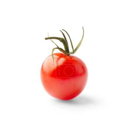 Téléchargez les photos : Une tomate cerise biologique fraîche isolée sur fond blanc en gros plan. Produits pour une alimentation saine. - en image libre de droit